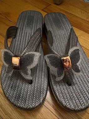 THE BABE COLLECTION Metallic Gray Flip Flop Sandals with Rose Gold  size 39